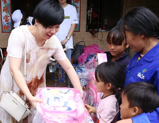 當(dāng)走在前面的時候，別忘了拉后面的人一把——記干塘子村捐助